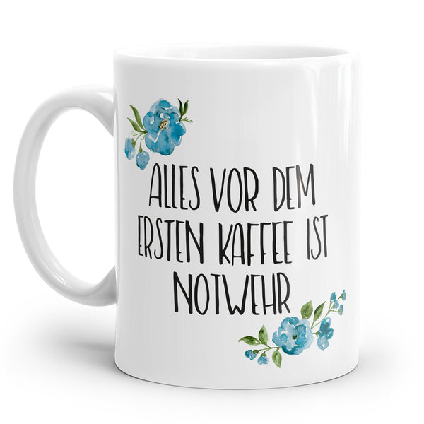 Für Morgenmuffel: Tasse mit dem Spruch "Alles vor dem ersten Kaffee ist Notwehr" mit kitschigen Blauen Blümchen.
