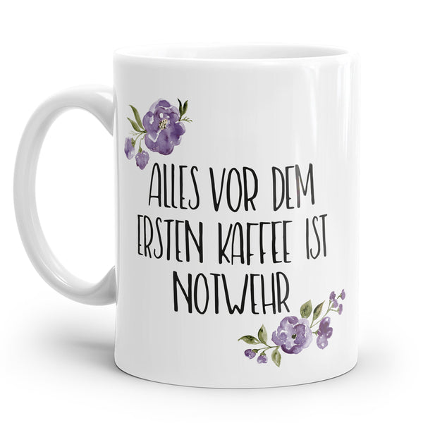 Lustige Tasse mit kitschigen Blümchen und frechem Spruch. Alles vor dem ersten Kaffee ist Notwehr mit Lila Blumen.